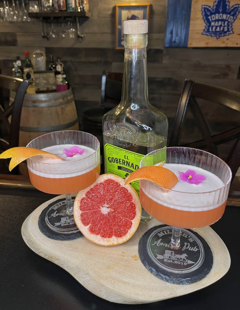 Joya de Lima – A silky Peruvian Pisco sour with Aperol, fresh grapefruit, lime, elderflower, and a touch of agave. Served in a coupe with luxurious egg white foam and delicate violet flowers